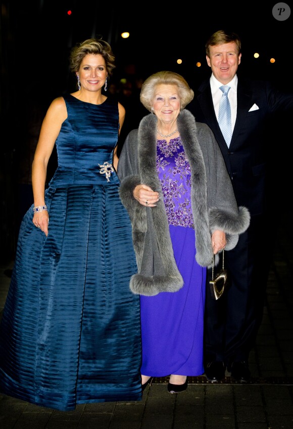 La reine Maxima, la princesse Beatrix et le roi Willem-Alexander lors du gala. La princesse Beatrix des Pays-Bas recevait le 1er février 2014 au Ahoy de Rotterdam, en présence de son héritier le roi Willem-Alexander et de la reine Maxima ainsi que de l'ensemble de la famille royale, un vibrant hommage en marque de gratitude pour ses 33 ans de règne, de 1980 à son abdication le 30 avril 2013 au profit de son fils Willem-Alexander.