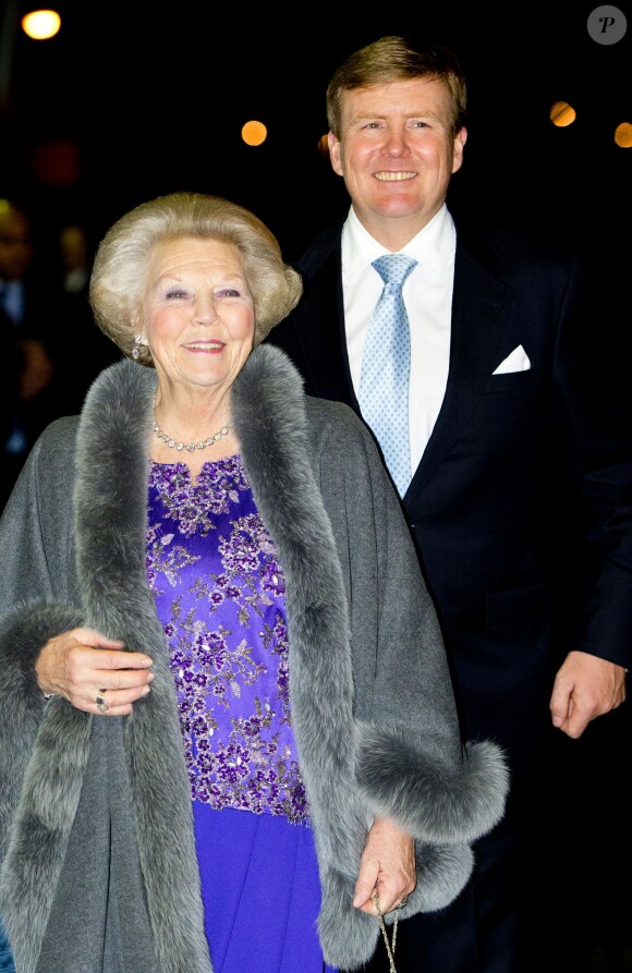 La princesse Beatrix et le roi Willem-Alexander. La princesse Beatrix des Pays-Bas recevait le 1er février 2014 au Ahoy de Rotterdam, en présence de son héritier le roi Willem-Alexander et de la reine Maxima ainsi que de l'ensemble de la famille royale, un vibrant hommage en marque de gratitude pour ses 33 ans de règne, de 1980 à son abdication le 30 avril 2013 au profit de son fils Willem-Alexander.