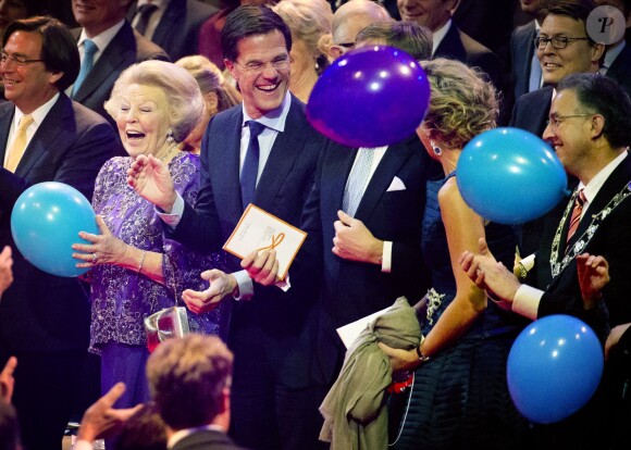 La princesse Beatrix et le premier ministre Mark Rutte hilares lors de la soirée. La princesse Beatrix des Pays-Bas recevait le 1er février 2014 au Ahoy de Rotterdam, en présence de son héritier le roi Willem-Alexander et de la reine Maxima ainsi que de l'ensemble de la famille royale, un vibrant hommage en marque de gratitude pour ses 33 ans de règne, de 1980 à son abdication le 30 avril 2013 au profit de son fils Willem-Alexander.