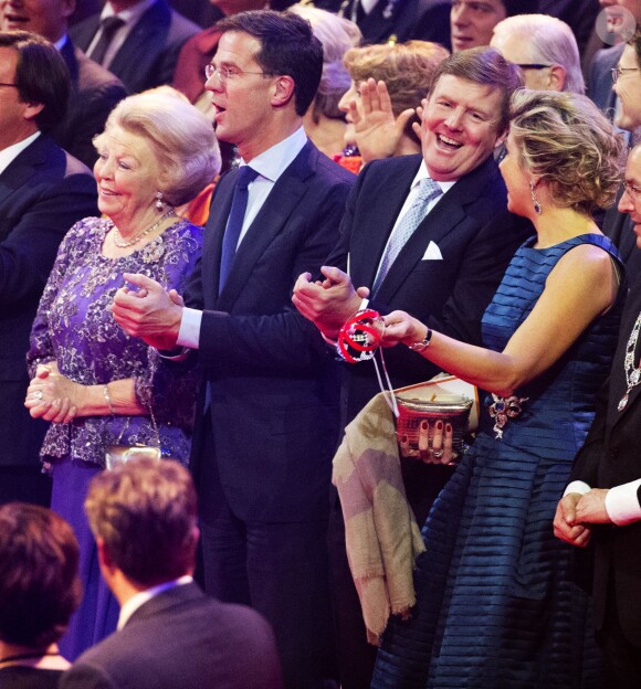 La princesse Beatrix, le premier ministre des Pays-Bas Mark Rutte, le roi Willem-Alexander et la reine Maxima dans l'ambiance ! La princesse Beatrix des Pays-Bas recevait le 1er février 2014 au Ahoy de Rotterdam, en présence de son héritier le roi Willem-Alexander et de la reine Maxima ainsi que de l'ensemble de la famille royale, un vibrant hommage en marque de gratitude pour ses 33 ans de règne, de 1980 à son abdication le 30 avril 2013 au profit de son fils Willem-Alexander.