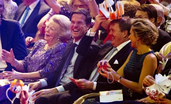 Le Premier ministre néerlandais Mark Rutte s'amuse bien entre la princesse Beatrix et le roi Willem-Alexander.La princesse Beatrix des Pays-Bas recevait le 1er février 2014 au Ahoy de Rotterdam, en présence de son héritier le roi Willem-Alexander et de la reine Maxima ainsi que de l'ensemble de la famille royale, un vibrant hommage en marque de gratitude pour ses 33 ans de règne, de 1980 à son abdication le 30 avril 2013 au profit de son fils Willem-Alexander.