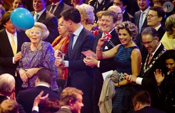 La princesse Beatrix, le premier ministre Mark Rutte, le roi Willem-Alexander, la reine Maxima en pleine fête. La princesse Beatrix des Pays-Bas recevait le 1er février 2014 au Ahoy de Rotterdam, en présence de son héritier le roi Willem-Alexander et de la reine Maxima ainsi que de l'ensemble de la famille royale, un vibrant hommage en marque de gratitude pour ses 33 ans de règne, de 1980 à son abdication le 30 avril 2013 au profit de son fils Willem-Alexander.