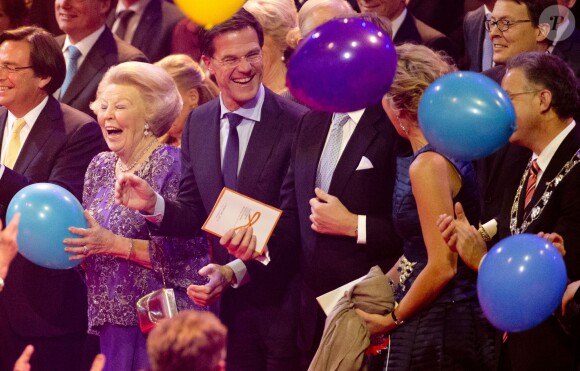 La princesse Beatrix hilare au côté du premier ministre Mark Rutte. La princesse Beatrix des Pays-Bas recevait le 1er février 2014 au Ahoy de Rotterdam, en présence de son héritier le roi Willem-Alexander et de la reine Maxima ainsi que de l'ensemble de la famille royale, un vibrant hommage en marque de gratitude pour ses 33 ans de règne, de 1980 à son abdication le 30 avril 2013 au profit de son fils Willem-Alexander.