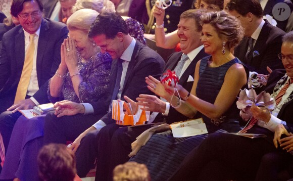La princesse Beatrix a bien rigolé, entourée des siens ! La princesse Beatrix des Pays-Bas recevait le 1er février 2014 au Ahoy de Rotterdam, en présence de son héritier le roi Willem-Alexander et de la reine Maxima ainsi que de l'ensemble de la famille royale, un vibrant hommage en marque de gratitude pour ses 33 ans de règne, de 1980 à son abdication le 30 avril 2013 au profit de son fils Willem-Alexander.
