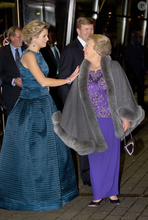 La princesse Beatrix des Pays-Bas, saluée par sa belle-fille Maxima, recevait le 1er février 2014 au Ahoy de Rotterdam, en présence de son héritier le roi Willem-Alexander et de la reine Maxima ainsi que de l'ensemble de la famille royale, un vibrant hommage en marque de gratitude pour ses 33 ans de règne, de 1980 à son abdication le 30 avril 2013 au profit de son fils Willem-Alexander.