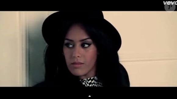 Amel Bent dans le making of du shooting pour son album Instinct