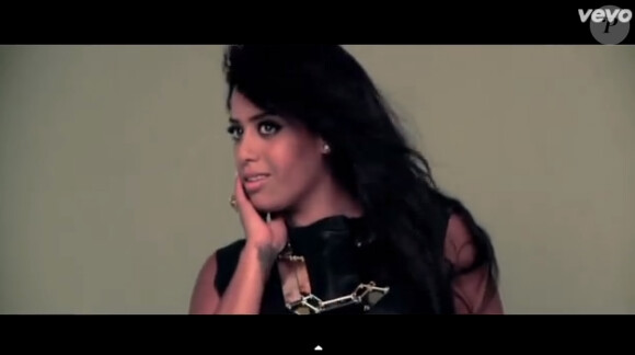 Amel Bent dans le making of du shooting pour son album Instinct
