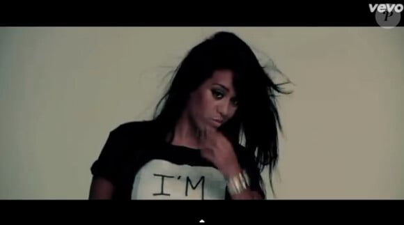 Amel Bent dans le making of du shooting pour son album Instinct