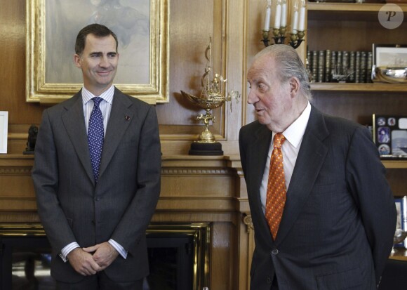 Le roi Juan Carlos Ier d'Espagne et le prince héritier Felipe au palais de la Zarzuela, à Madrid, le 8 janvier 2014 lors de la réception du ministre japonais Fumio Kishida.