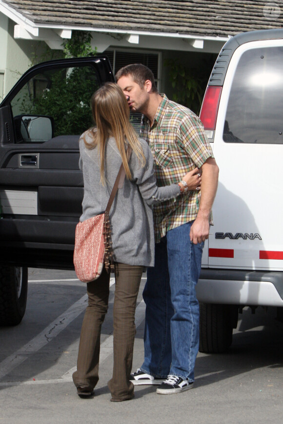 Paul Walker déjeune avec sa compagne Jasmine Pilchard-Gosnell à Montecito le 28 octobre 2010.