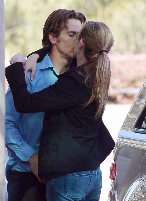 EXCLUSIF - Julia Roberts embrasse son mari Danny Moder à Los Angeles le 1er novembre 2009.