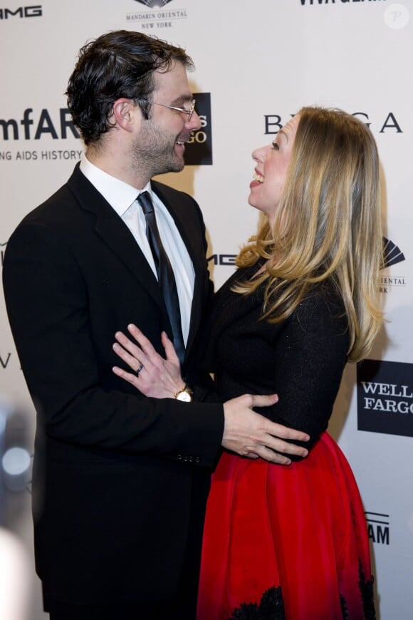Chelsea Clinton et Marc Mezvinsky, très complices, au gala de l'amfAR en ouverture de la Fashion Week de New York, le 5 février 2014.