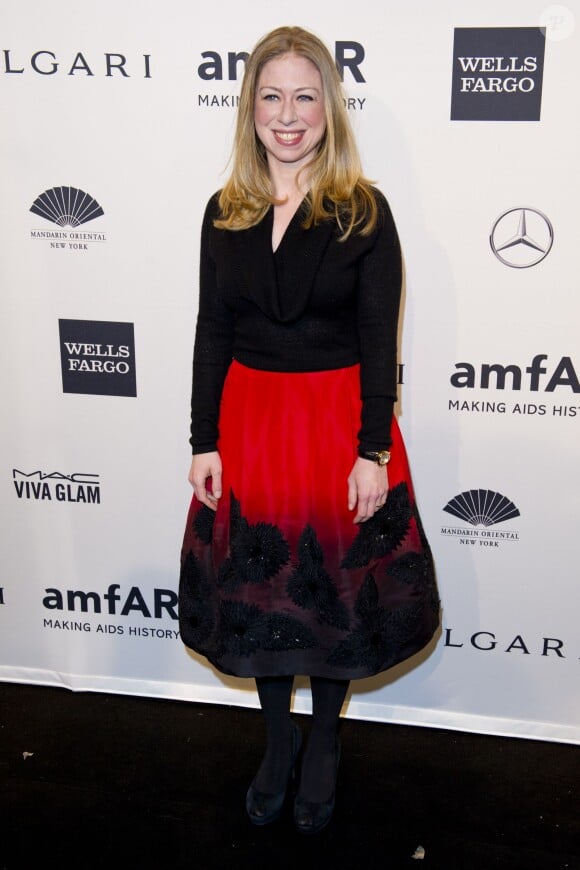 Chelsea Clinton, ravissante en rouge et noir, au gala de l'amfAR en ouverture de la Fashion Week de New York, le 5 février 2014.