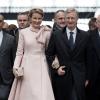 Le roi Philippe de Belgique et la reine Mathilde de Belgique, très élégante en Dior haute couture, lors de leur arrivée en Thalys à la Gare du Nord, à Paris, pour leur visite officielle le 6 février 2014.