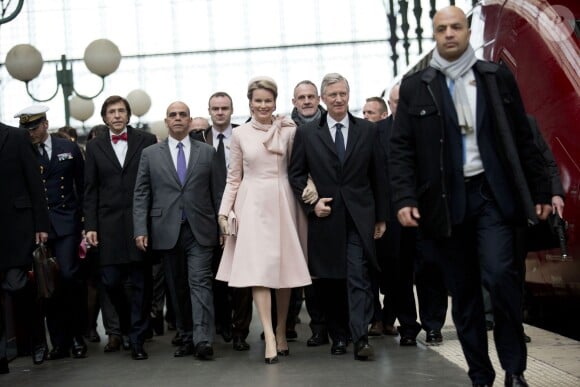 Le roi Philippe de Belgique et la reine Mathilde de Belgique, très élégante en Dior haute couture, lors de leur arrivée en Thalys à la Gare du Nord, à Paris, pour leur visite officielle le 6 février 2014.