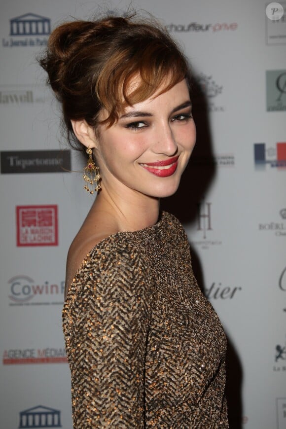 Louise Bourgoin pose lors du Bal de Paris à l'hôtel le Marois à Paris, le 7 décembre 2013