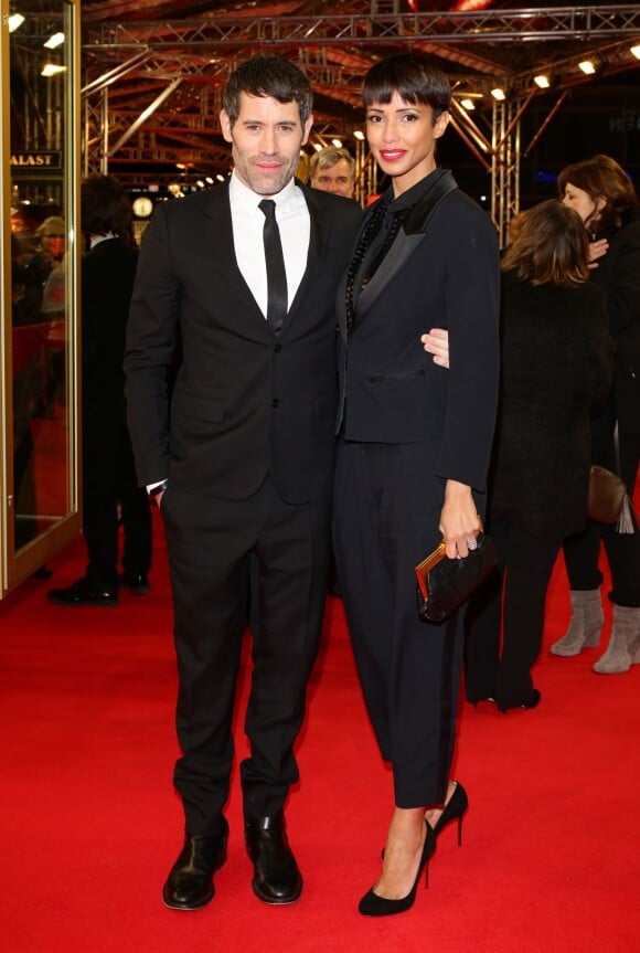 Jalil Lespert et sa compagne Sonia Rolland (costume noir de la marque Costume National et chaussures en velours noir de la marque Christian Louboutin) lors de la première du film "Yves Saint Laurent" lors du 64eme Festival International du Film de Berlin, le 7 février 2014.