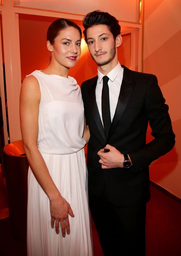 Pierre Niney et sa compagne Natasha Andrews lors de la première du film "Yves Saint Laurent" lors du 64eme Festival International du Film de Berlin, le 7 février 2014.