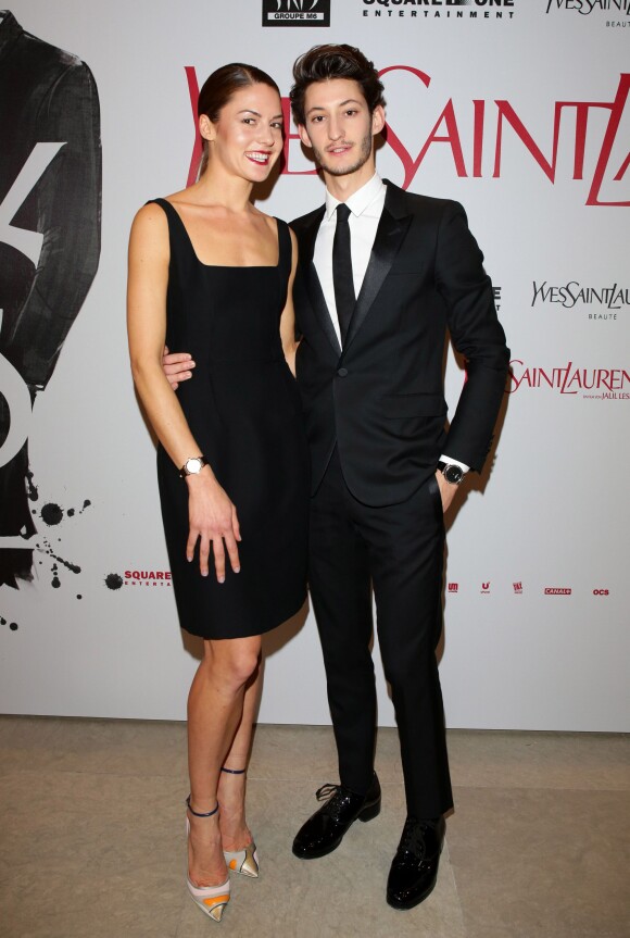 Pierre Niney ( montre MontBlanc) et sa compagne Natasha Andrews lors de la première du film "Yves Saint Laurent" lors du 64eme Festival International du Film de Berlin, le 7 février 2014.