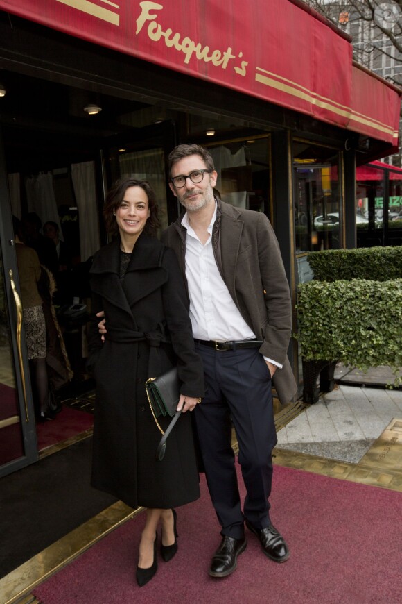 Bérénice Bejo et son compagnon Michel Hazanavicius arrivent au déjeuner des nommés aux César au Fouquet's à Paris, le 8 février 2014.