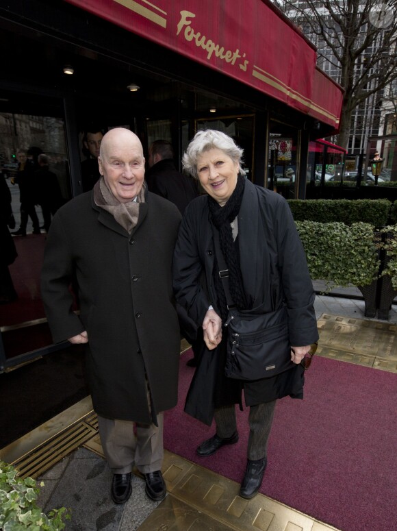 Michel Bouquet et sa femme Juliette au déjeuner des nommés aux César au Fouquet's à Paris, le 8 février 2014.