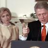 Hilarry et Bill Clinton, qui nie avoir eu des relations sexuelles avec Monica Lewinsky, le 26 janvier 1998 à Washington. 