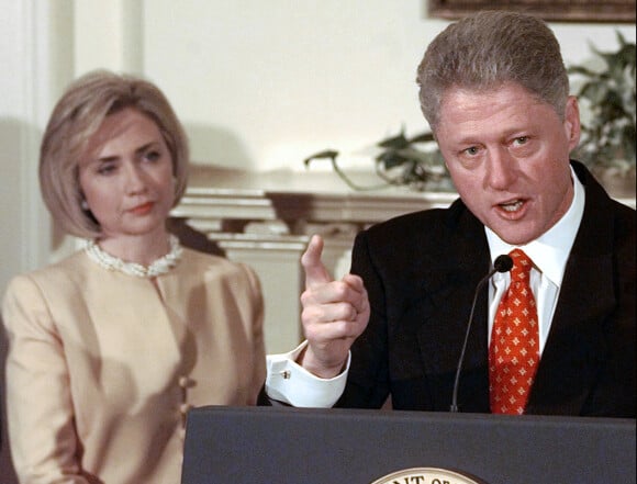 Hilarry et Bill Clinton, qui nie avoir eu des relations sexuelles avec Monica Lewinsky, le 26 janvier 1998 à Washington. 