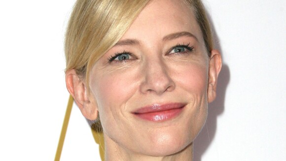 Cate Blanchett, endeuillée, brille devant l'étrange chapeau de Pharrell Williams