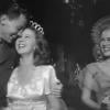 Shirley Temple, 17 ans, se marie à l'acteur John Agar.