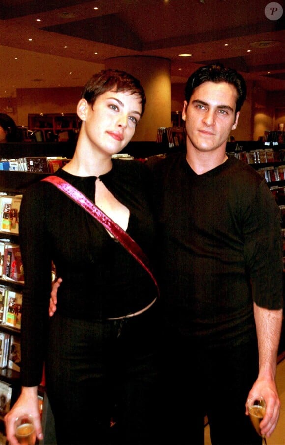 Liv Tyler et Joaquin Phoenix à New York en 1998.