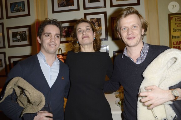 Bruno Sanches, Emmanuelle Devos et Alex Lutz à la générale de leur pièce "La porte à côté" au Théâtre Édouard VII à Paris, le 10 fevrier 2014.