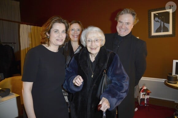 Emmanuelle Devos, Guest, Gisèle Casadesus et son fils Dominique Probst à la générale de leur pièce "La porte à côté" au Théâtre Édouard VII à Paris, le 10 fevrier 2014.