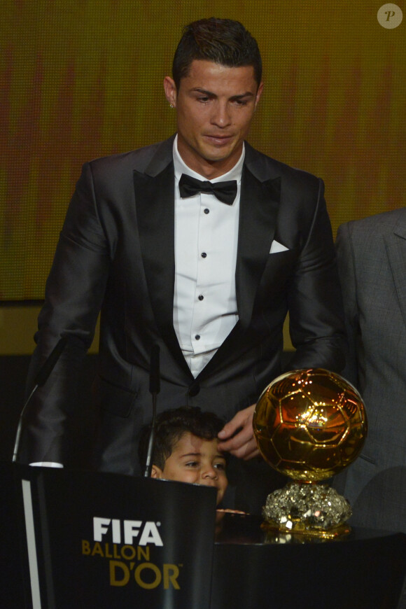 Cristiano Ronaldo et son fils Cristiano Jr. lors de la cérémonie du Ballon d'Or à Zurich, le 13 janvier 2014