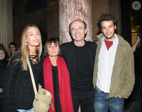 Philippe Geluck et sa femme Dany avec leurs enfants Lola et Antoine à Paris le 28 octobre 2003. 