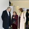 Jean-Marc Ayrault avec sa femme Brigitte aux côtés d'Agnès Varda à l'exposition photo "Triptyques Atypiques" d'Agnès Varda à la galerie Nathalie Obadia à Paris le 8 février 2014.
