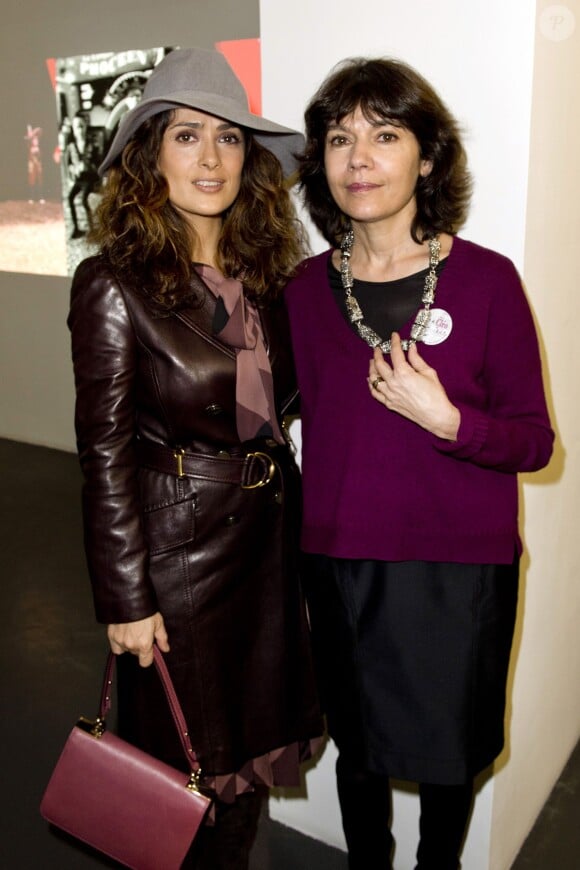 Salma Hayek et Nathalie Obadia à l'exposition photo "Triptyques Atypiques" d'Agnès Varda à la galerie Nathalie Obadia à Paris le 8 février 2014.