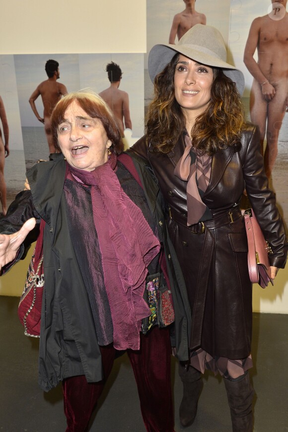 Salma Hayek et Agnès Varda complices à l'exposition photo "Triptyques Atypiques" d'Agnès Varda à la galerie Nathalie Obadia à Paris le 8 février 2014.