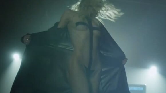 Taylor Momsen, infernale : Nue de face dans ''Heaven Knows'', son dernier clip