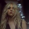 Taylor Momsen, prêtresse gothique dans son nouveau clip "Heaven Knows", mis en ligne le 13 février 2014.