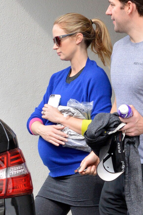 Emily Blunt, enceinte, et son mari John Krasinski à Los Angeles, le 30 janvier 2014