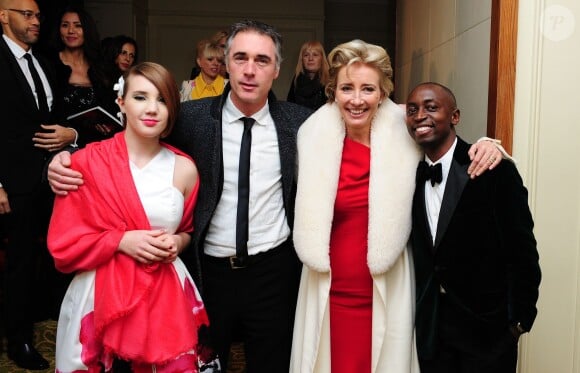 Emma Thompson avec son mari Greg Wise, leur fille Gaia et leur fils adoptif Tindy lors de la cérémonie des BAFTA Awards à Londres le 16 février 2014