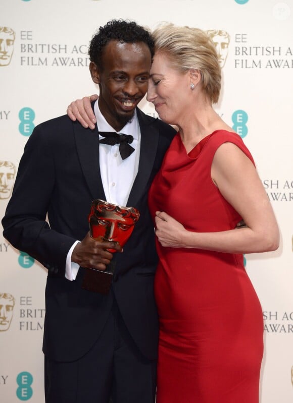 Barkhad Abdi, meilleur second rôle pour Captain Phillips, avec Emma Thompson lors de la cérémonie des BAFTA Awards à Londres le 16 février 2014