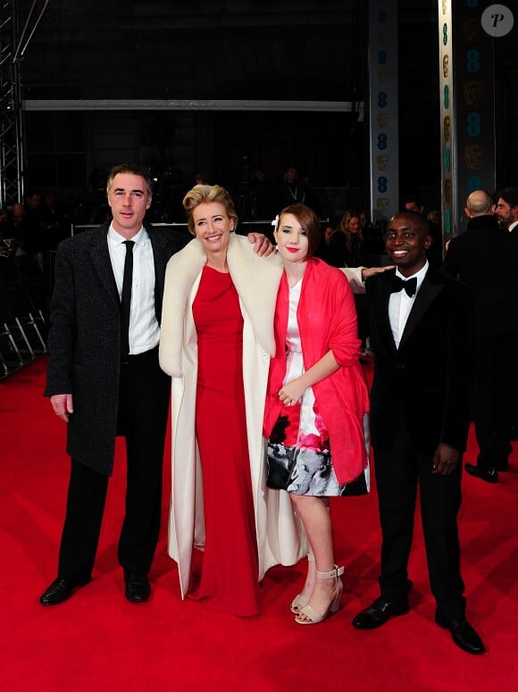 Emma Thompson avec son mari Greg Wise, leur fille Gaia et leur fils adoptif Tindy lors de la cérémonie des BAFTA Awards à Londres le 16 février 2014