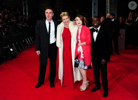 Emma Thompson avec son mari Greg Wise, leur fille Gaia et leur fils adoptif Tindy lors de la cérémonie des BAFTA Awards à Londres le 16 février 2014