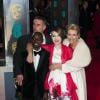 Emma Thompson avec son mari Greg Wise, leur fille Gaia et leur fils adoptif Tindy lors de la cérémonie des BAFTA Awards à Londres le 16 février 2014