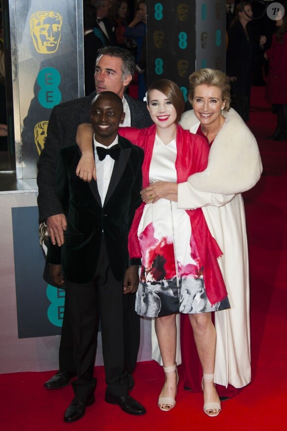 Emma Thompson avec son mari Greg Wise, leur fille Gaia et leur fils adoptif Tindy lors de la cérémonie des BAFTA Awards à Londres le 16 février 2014