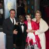 Emma Thompson avec son mari Greg Wise, leur fille Gaia et leur fils adoptif Tindy lors de la cérémonie des BAFTA Awards à Londres le 16 février 2014