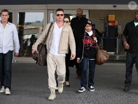 Angelina Jolie, Brad Pitt et leur fils Maddox arrivent à Los Angeles le 17 février 2014
