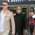 Angelina Jolie, Brad Pitt et leurs fils Maddox de retour à Los Angeles après les  British Academy Film Awards, le 17 février 2014.