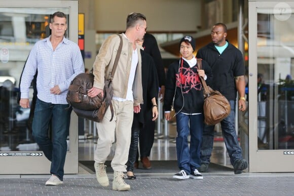 Angelina Jolie, Brad Pitt et Maddox, et leurs trois gardes du corps, de retour à Los Angeles le 17 février 2014.
